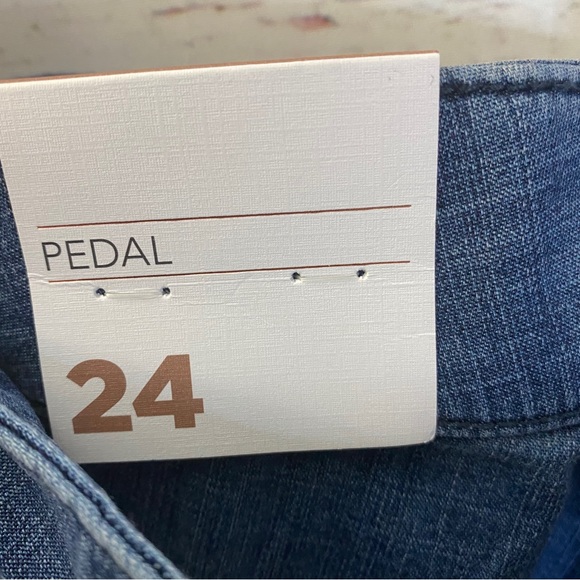 💫 NWT Lane Bryant Tie-Waist Pedal Pant - Chambray
Plus Size 24 - Picture 6 of 9